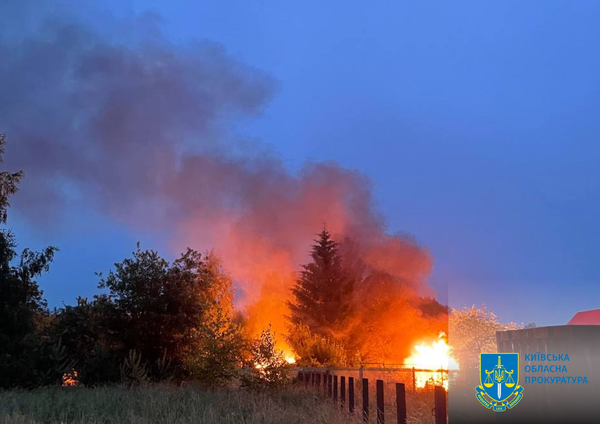 На Київщині внаслідок атаки рф травмовано чоловіка та пошкоджено цивільні об'єкти - розпочато розслідування