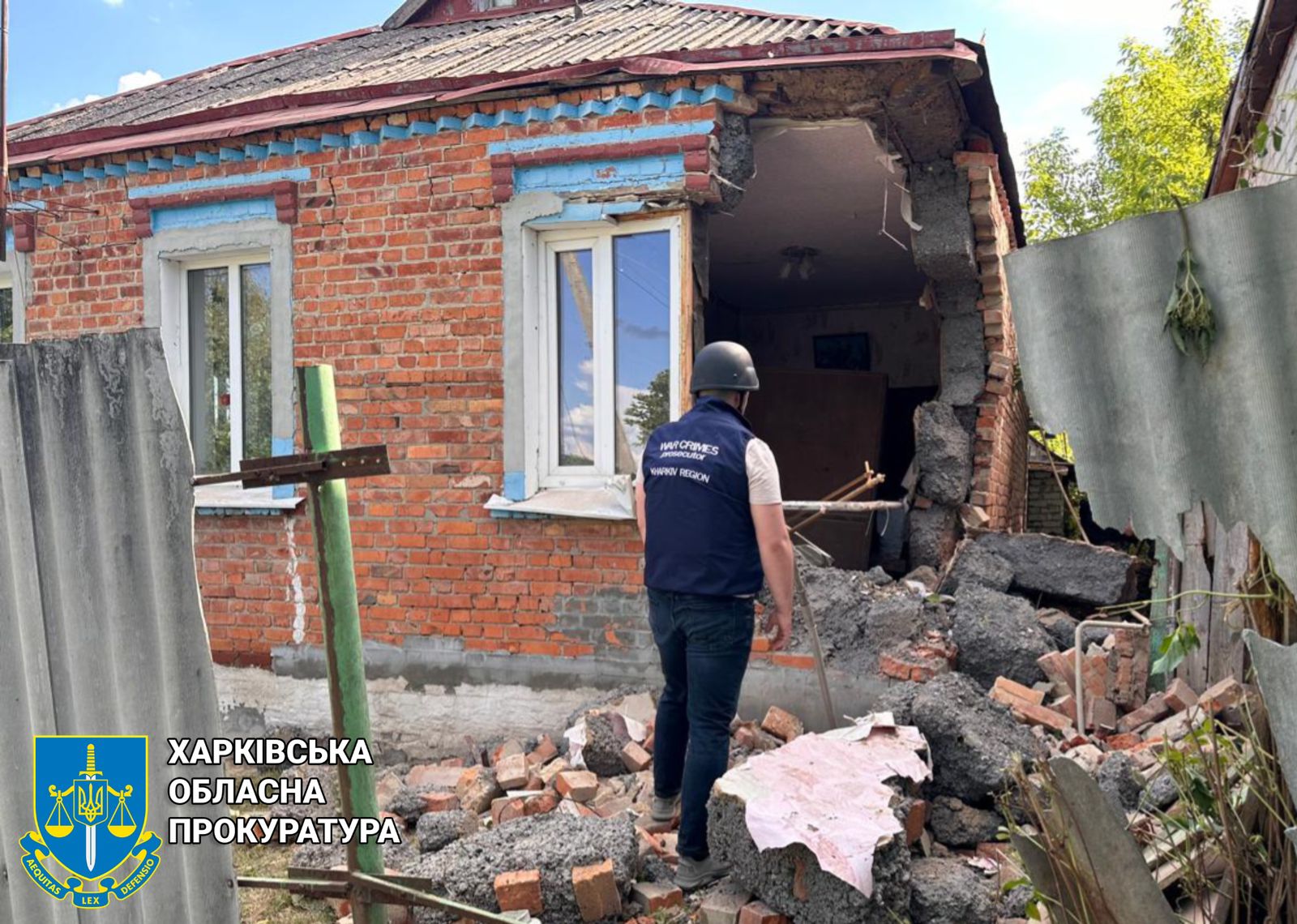 Внаслідок ворожого обстрілу села на Харківщині постраждали дві людини – розпочато провадження
