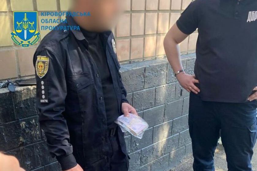 На отриманні неправомірної вигоди викрито правоохоронця з Кіровоградщини