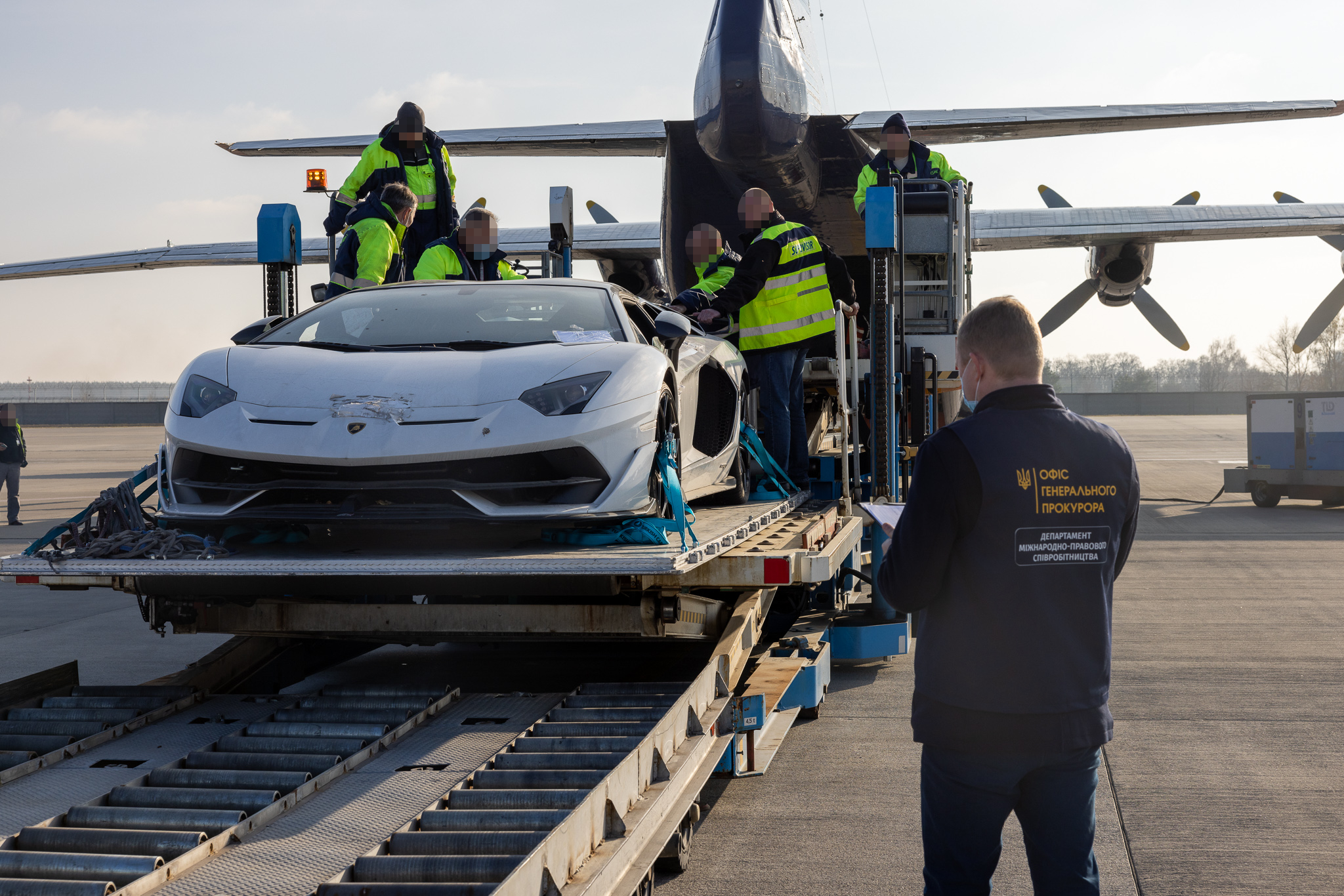 Генпрокурор: Україна вперше передала іноземним колегам докази у вигляді рухомого майна – Lamborghini та Rolls Royce (ФОТО)