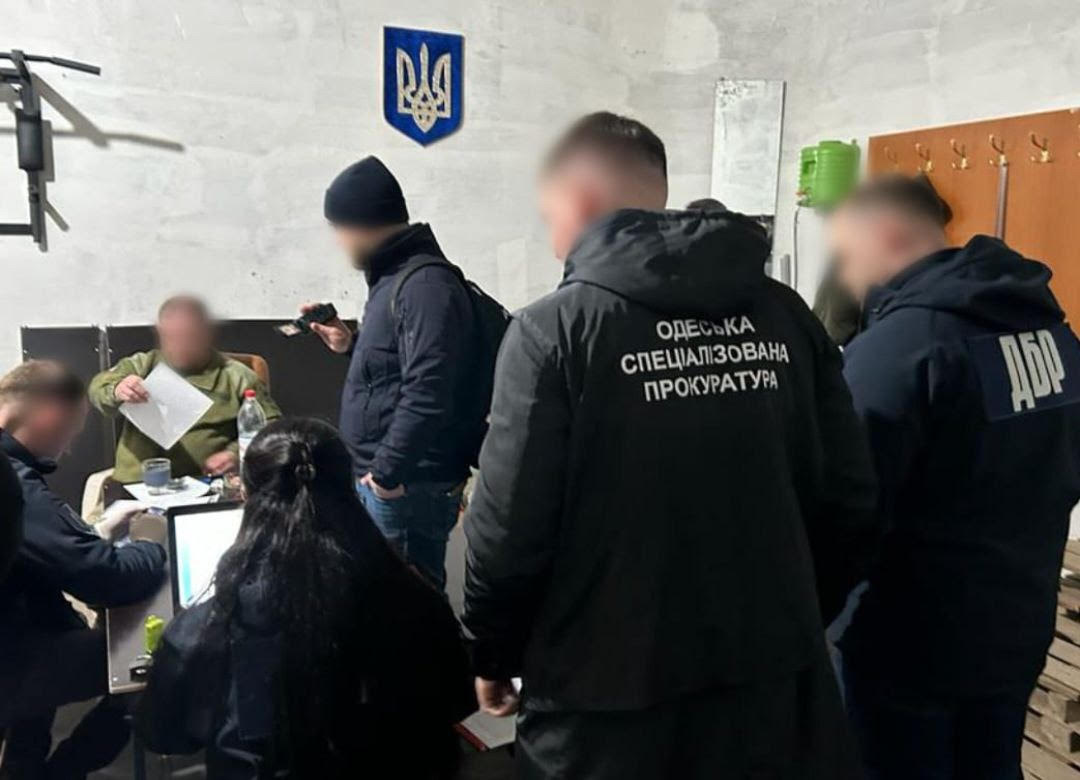 100 тис грн за переведення до іншої частини – в Одесі викрито двох керівників військової частини