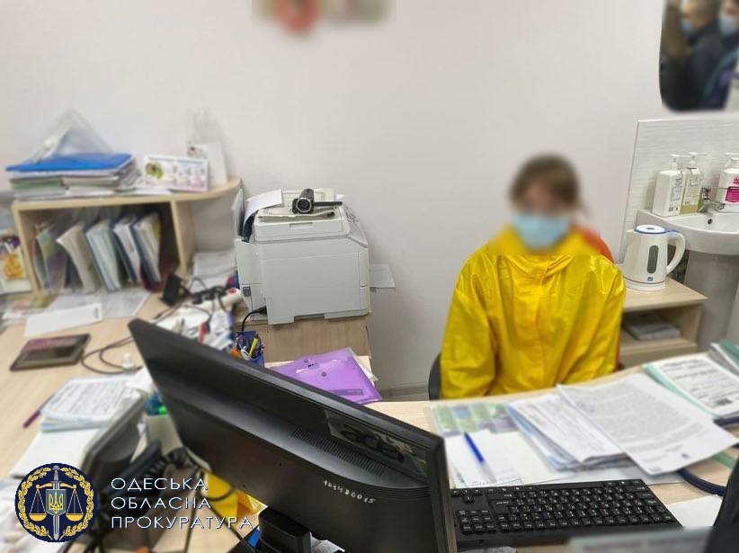 Викрито схему з виготовлення та розповсюдження фальсифікованих сертифікатів вакцинації від COVID в Одесі (ФОТО)