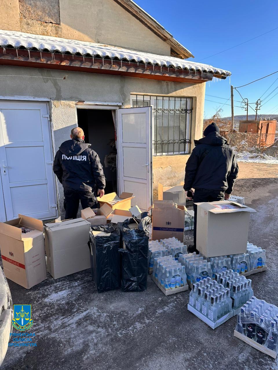 На Рівненщині викрили цех із виробництва сурогатного алкоголю, вилучили товару на майже 1 млн грн