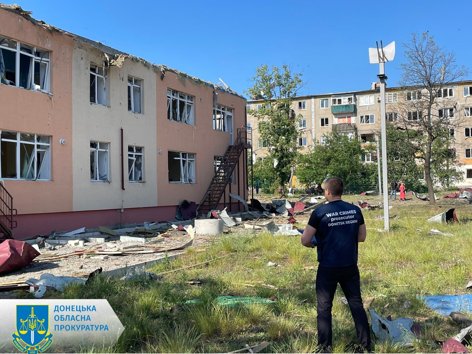 Прокурори фіксують наслідки атаки військ рф на Мирноград, де дістали поранення п’ятеро людей