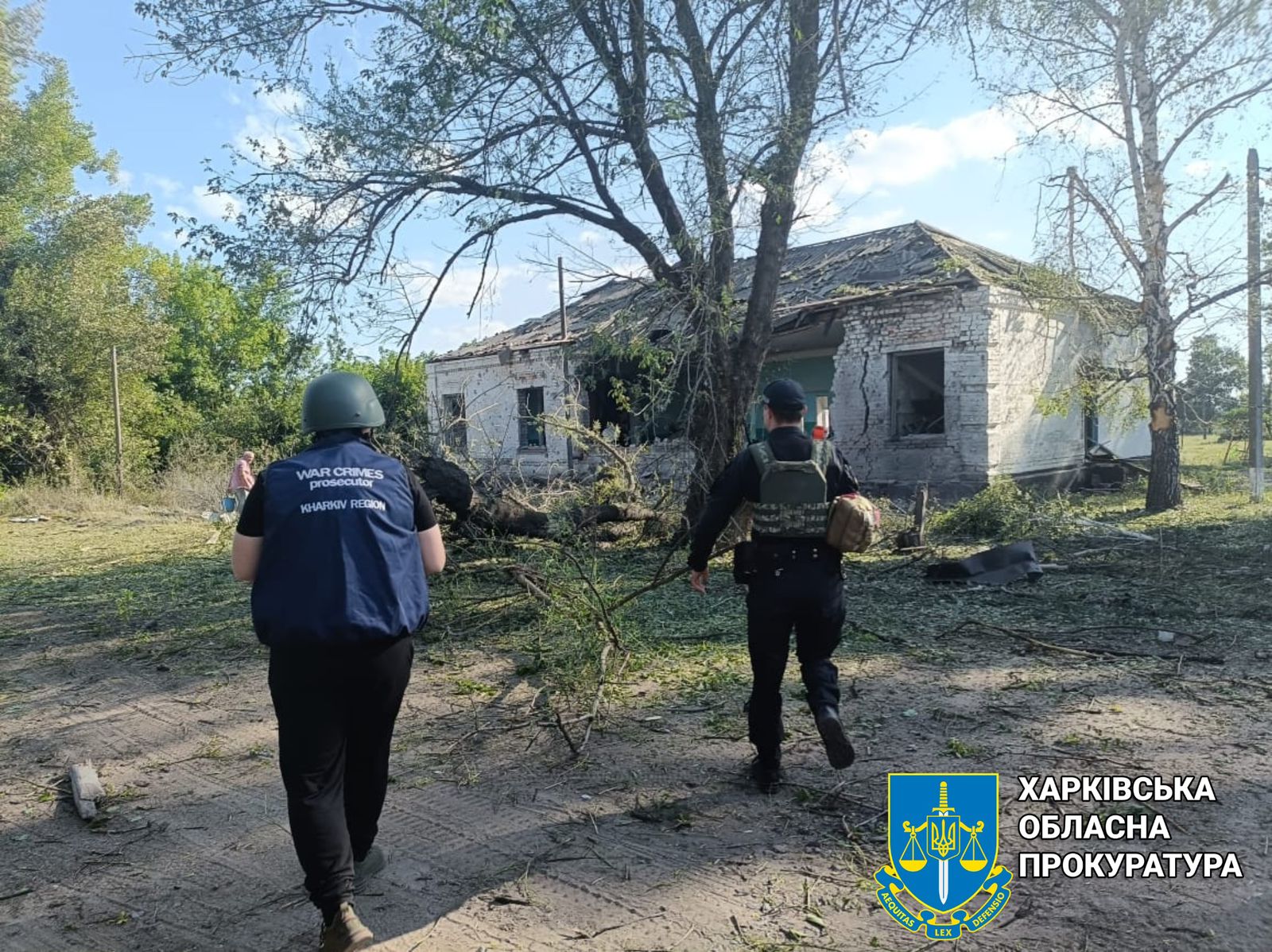 Прокурори зафіксували наслідки ворожих обстрілів Ізюмщини, внаслідок яких постраждали двоє мирних мешканців