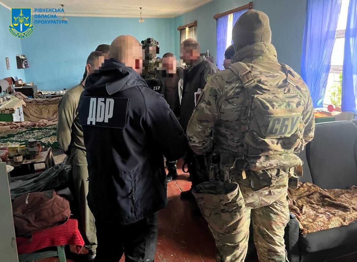 Колишнього працівника колонії на Рівненщині та двох в’язнів підозрюють в організації наркобізнесу за ґратами