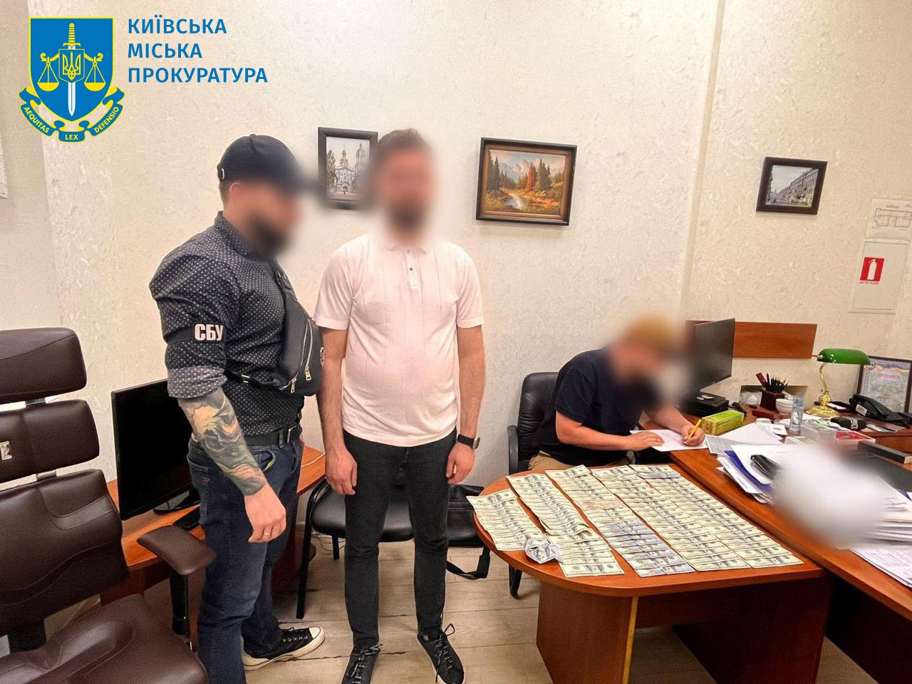 Торгував посвідками на проживання в Україні - посадовця Державної міграційної служби викрили на отриманні хабара