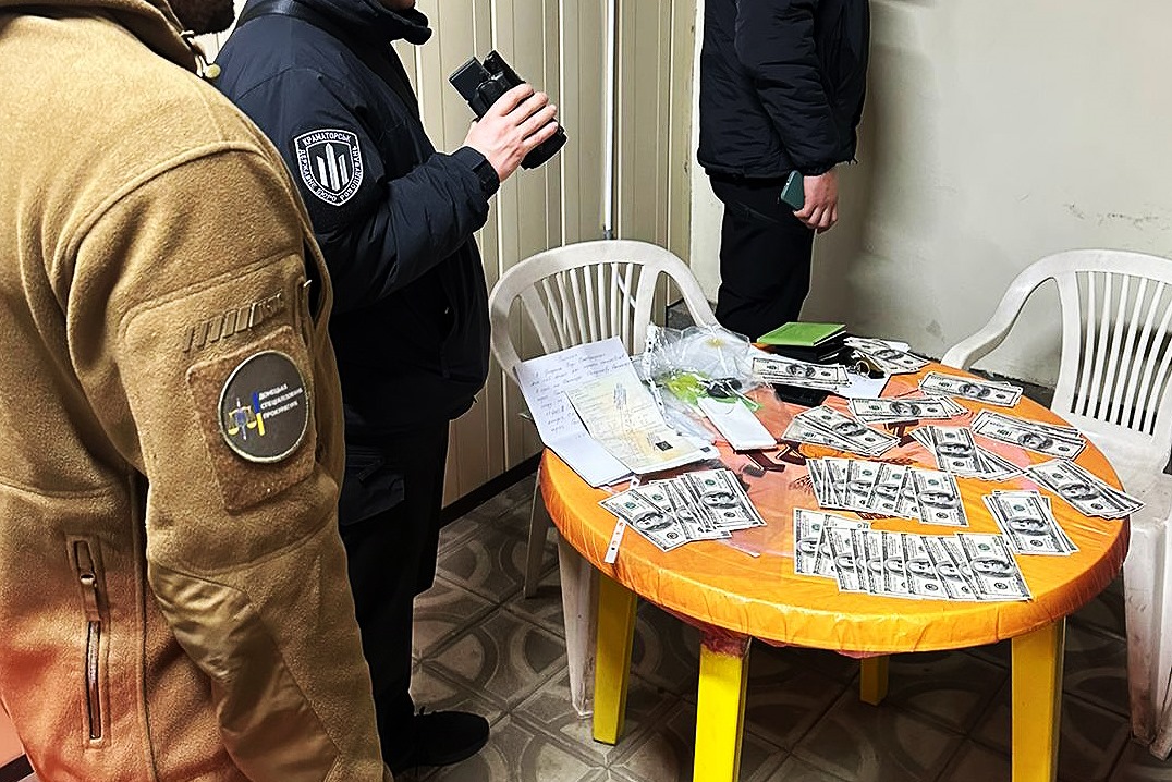 На Донеччині викрито двох осіб, які ввозили автівки як гуманітарну допомогу для ЗСУ та продавали їх