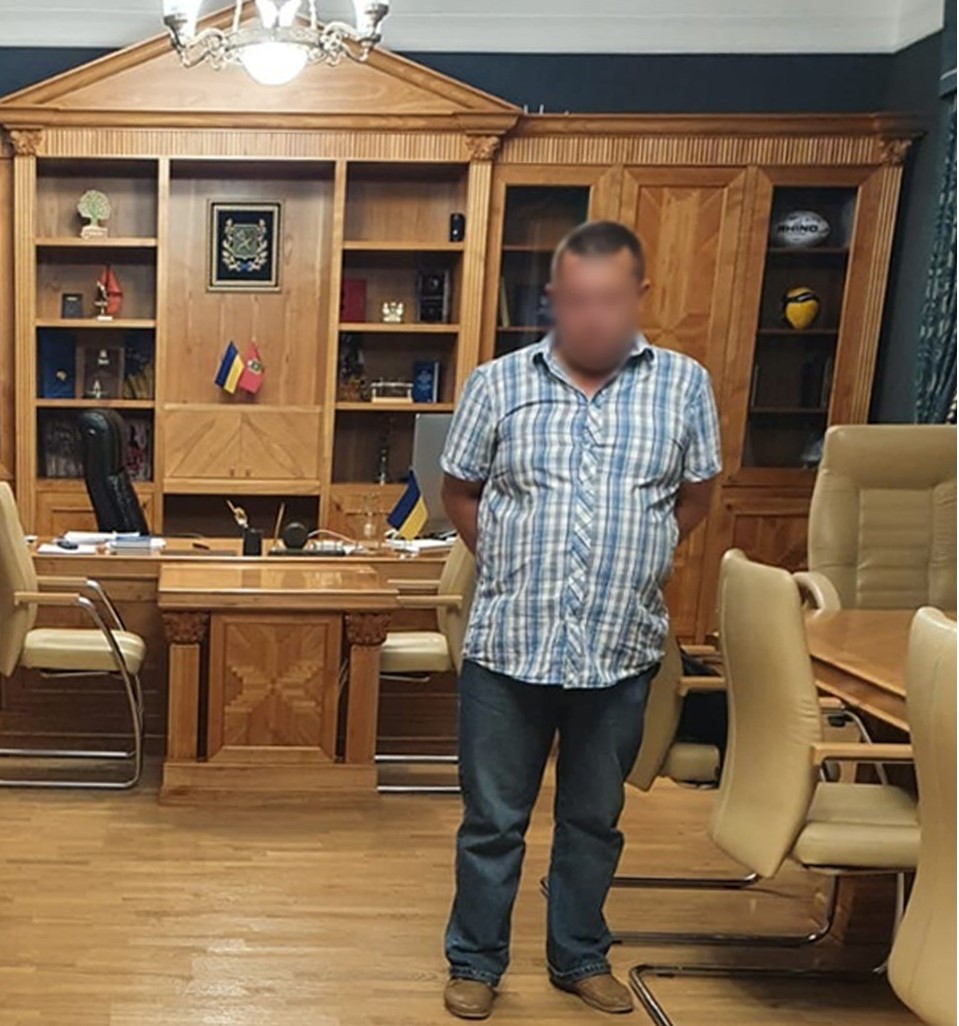 1 млн 50 тис грн за незвільнення з посади – підозрюють заступника голови Харківської облради та адвоката (ФОТО)