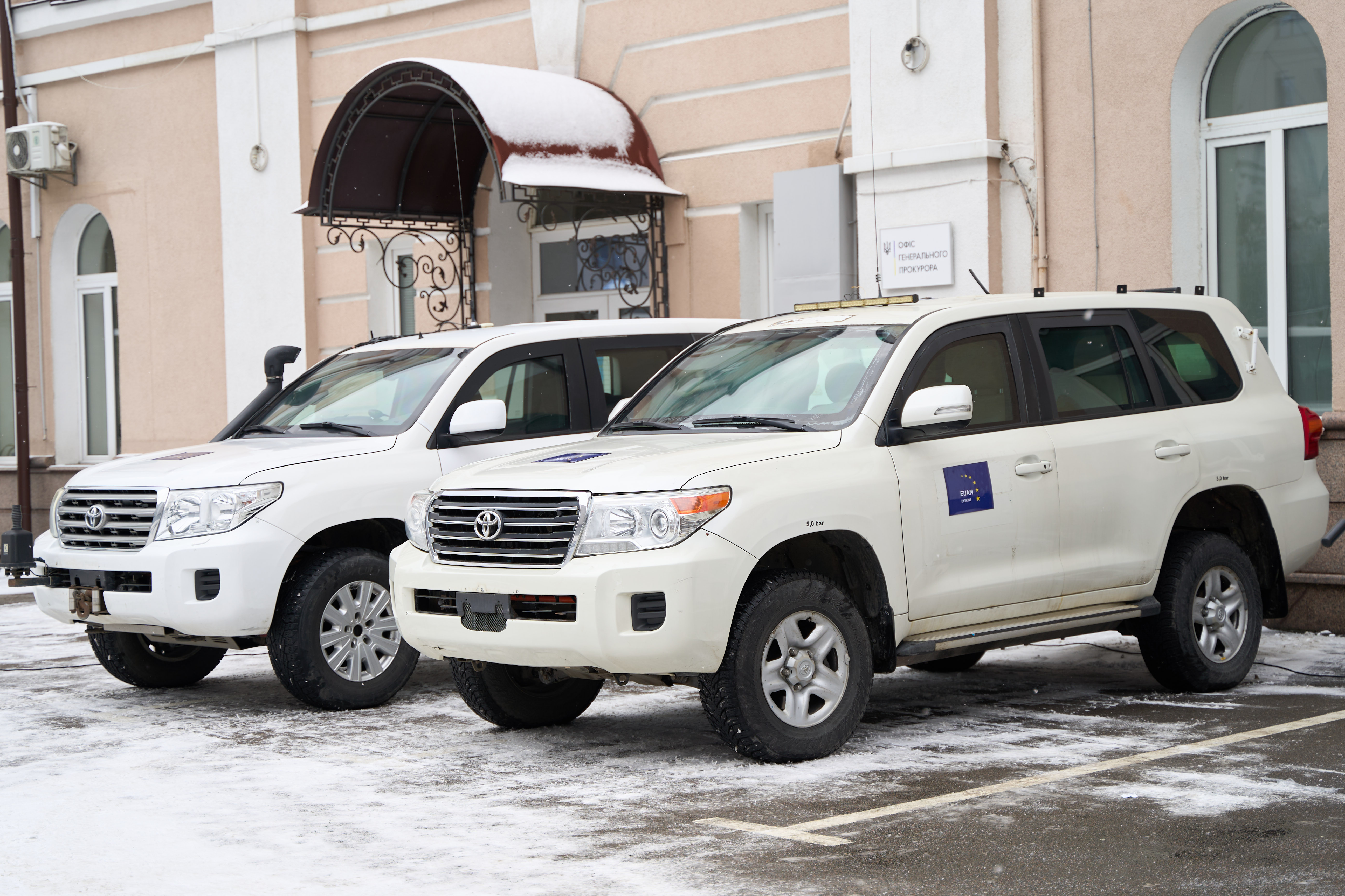 Прокурори прифронтових областей отримали броньовані автомобілі від Європейського Союзу