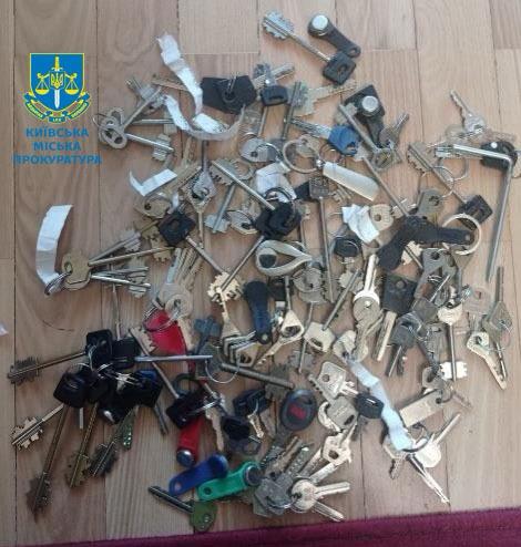 Двоє чоловіків намагались продати квартиру померлого киянина – під час обшуку у них виявили більше 150 ключів від квартир