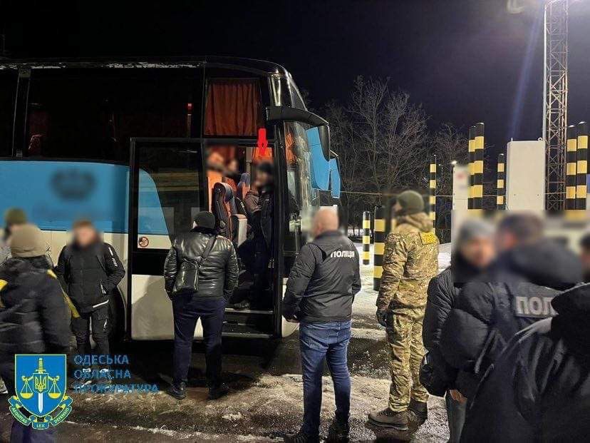 За 6000 дол США вивозив ухилянтів за кордон на спальному місці водія – викрито керманича рейсового автобуса Одеса-Кишинів