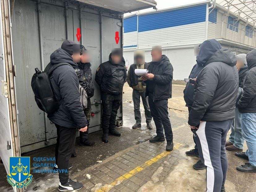 Щомісячні побори з підприємців ринку «7 кілометр» – викрито двох одеських поліцейських