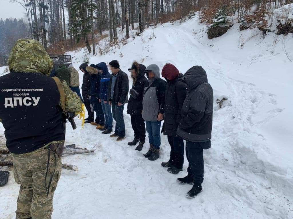 Трьом буковинцям повідомлено про підозру у сприянні військовозобов’язаним громадянам України у незаконному перетині держкордону