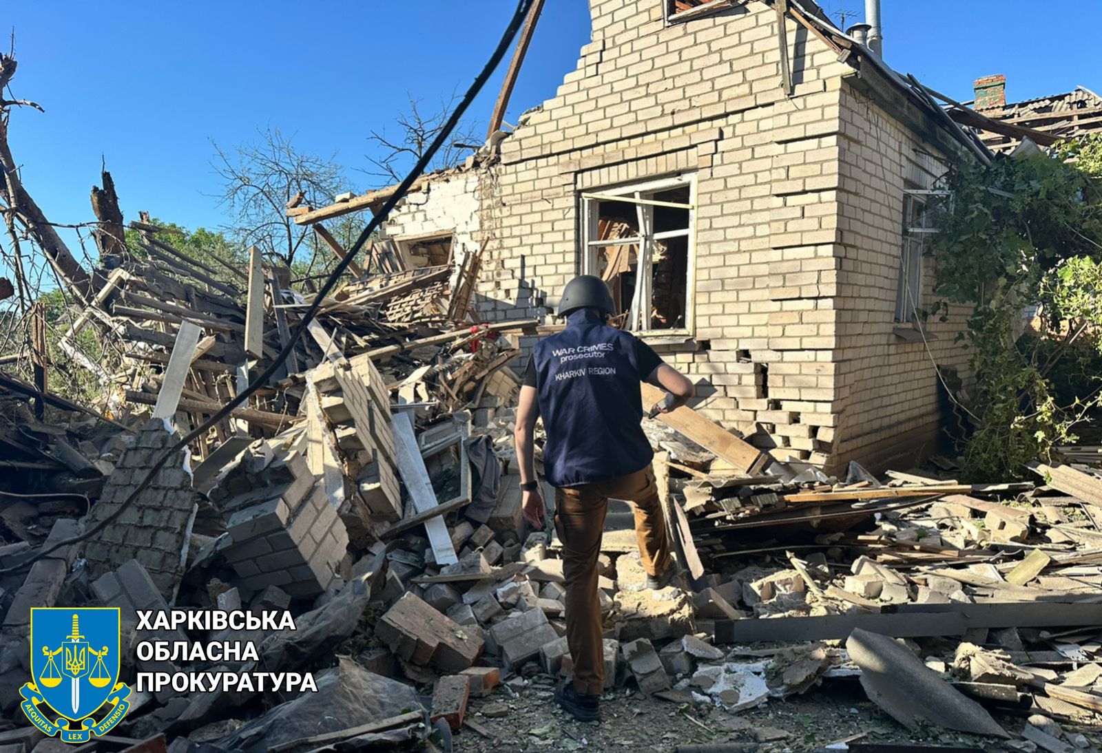 Ворог вкотре вдарив з авіації по м. Дергачі на Харківщині, постраждали троє людей, – прокурори документують наслідки