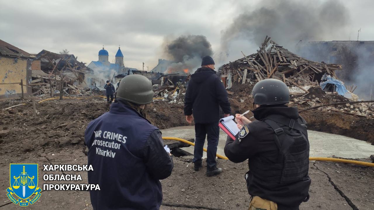 Прокурори працюють на місці ракетної атаки по Боровій на Харківщині, під час якої загинув чоловік, 7 людей постраждали, серед яких троє дітей