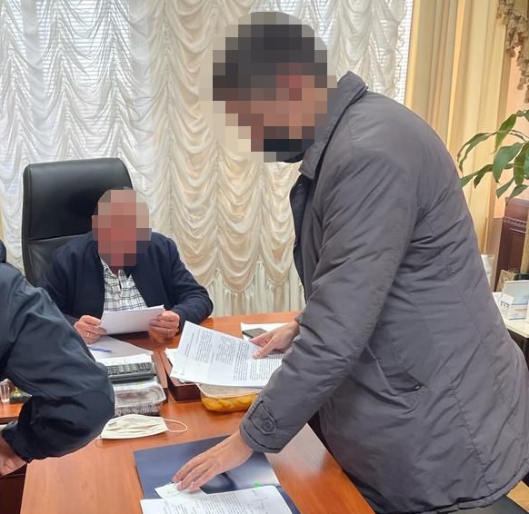 Організація одержання чиновником Міноборони 20 тис доларів США хабара – на Київщині підозрюють селищного голову (ФОТО)