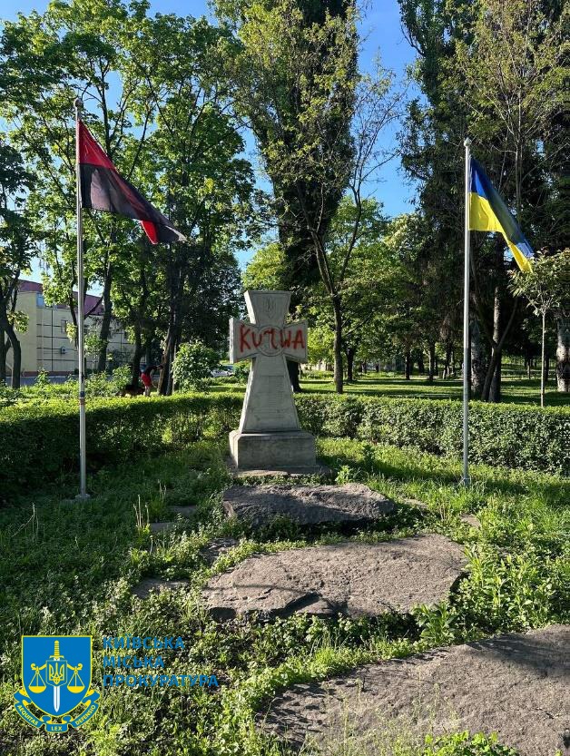 За 5 000 гривень зробили нецензурний напис на пам’ятнику загиблим воїнам та Степану Бандері - судитимуть трьох молодиків