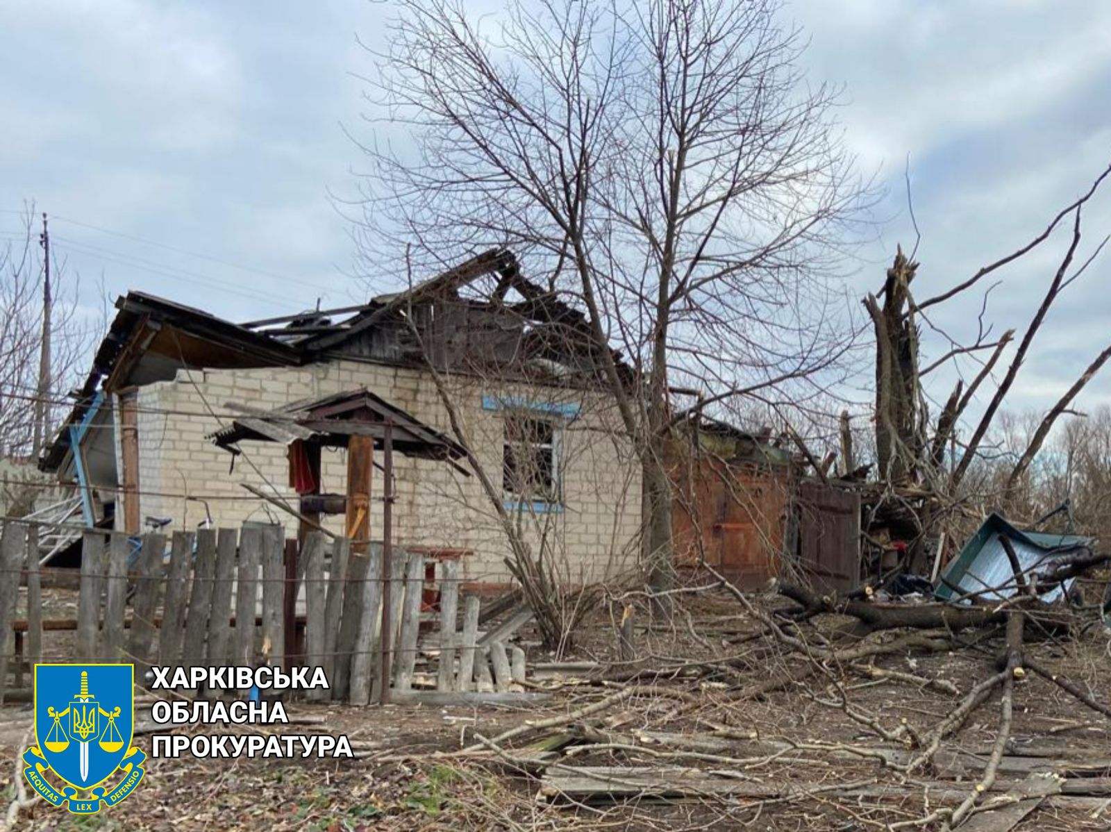 Ворог вдарив з авіації по селу на Купʼянщині, постраждали троє людей – розпочато провадження