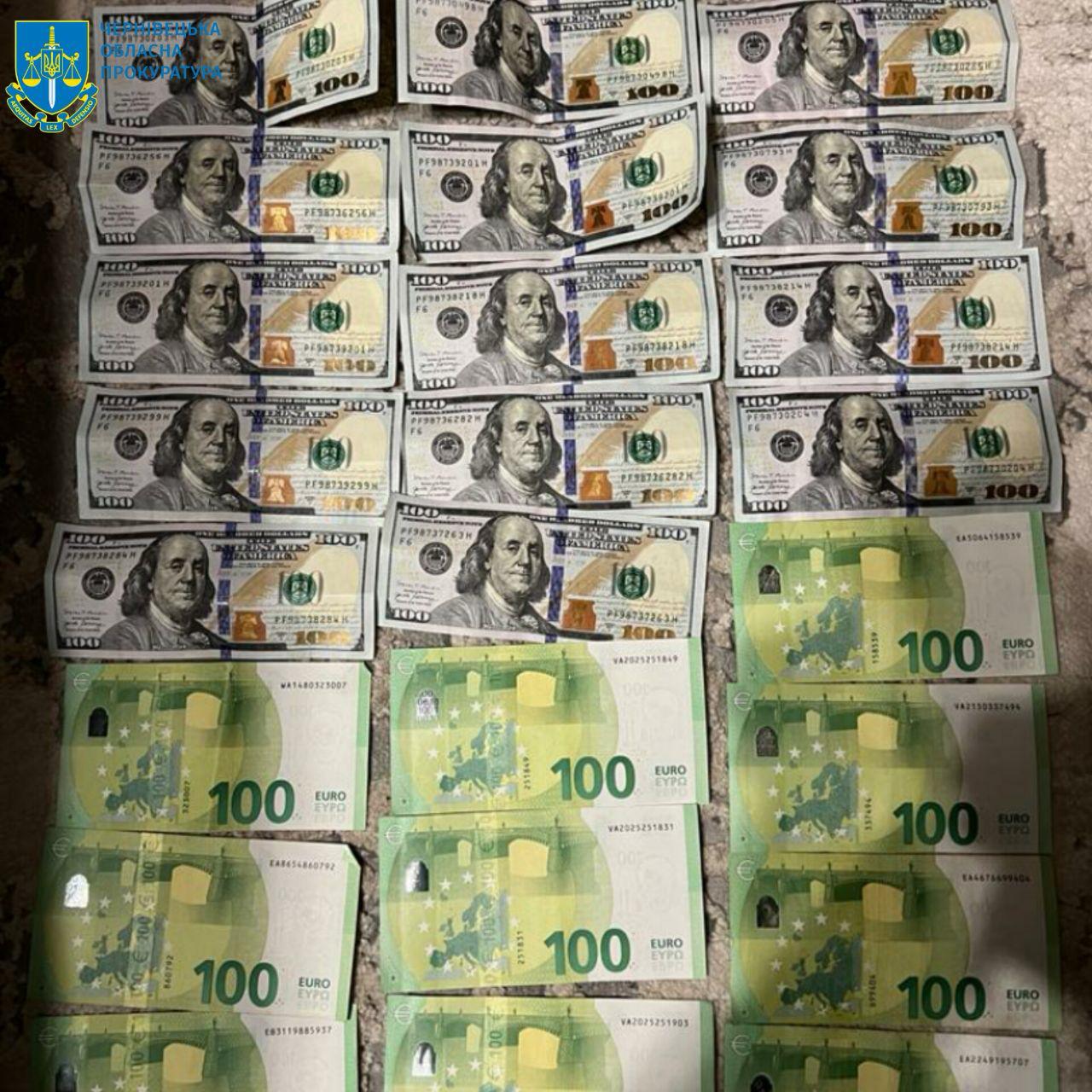 На Буковині заблоковано канал збуту фальшивої іноземної валюти – повідомлено про підозру двом місцевим жителям